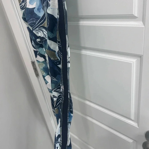ATHLETA floral leggings. Size XS - Picture 2 of 5
